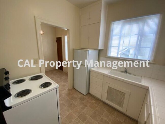 Building Photo - Upper level 1-bedroom apartment near downt...