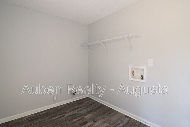 Building Photo - 524 Laverne Ave