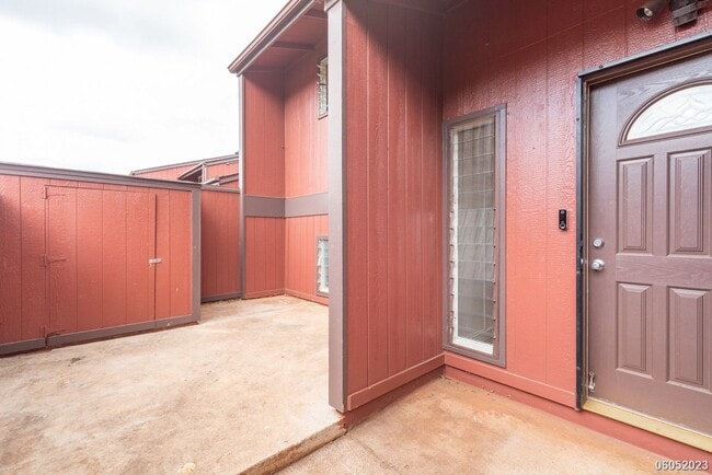 Building Photo - Spacious 4BR/2.5BA/2PKG Townhome with Ocea...