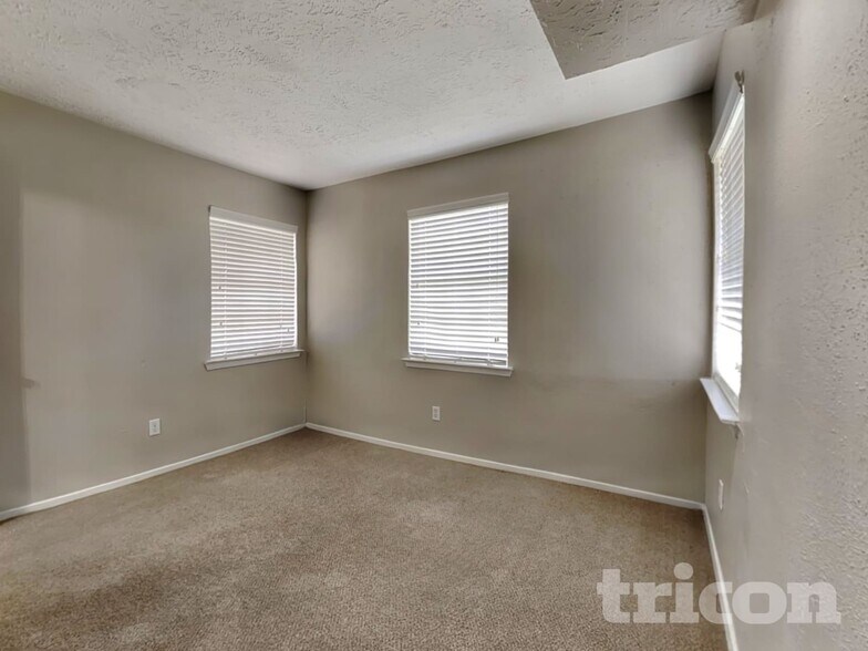 Building Photo - 4601 Greenwood Dr