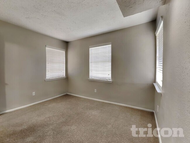 Building Photo - 4601 Greenwood Dr