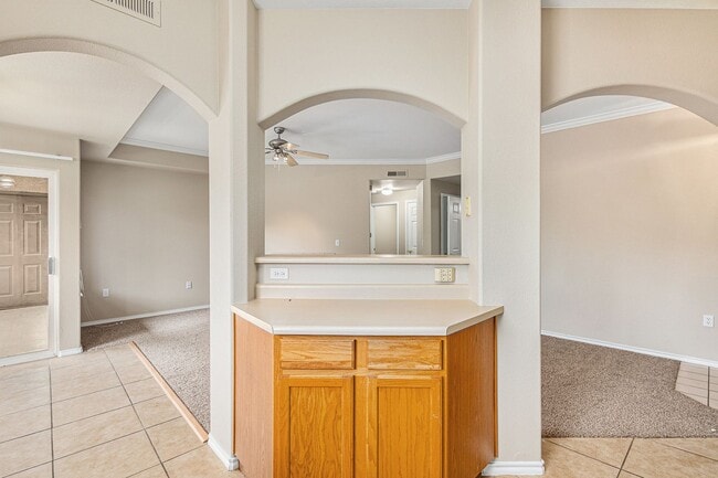 Building Photo - 2 bedroom Condo ,Gated community  Hillsbor...