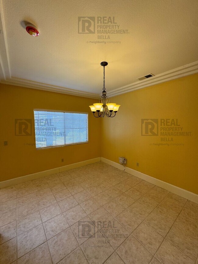 Building Photo - Waterfront Living in Canyon Lake!