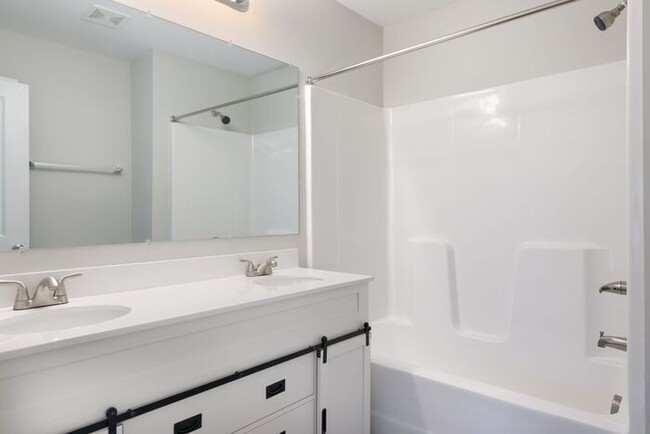 Building Photo - Gorgeous 2 Bed 2.5 Bath Home Ready for Mov...