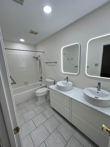 Building Photo - 21114 Sierra Cres