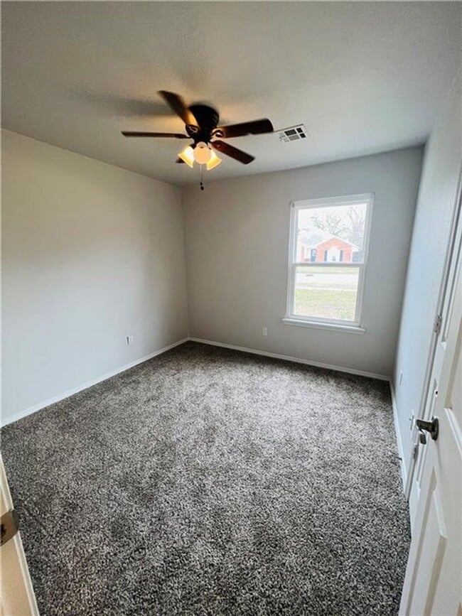 Building Photo - 3br 2ba home in the Shadowlake Subdivision!!