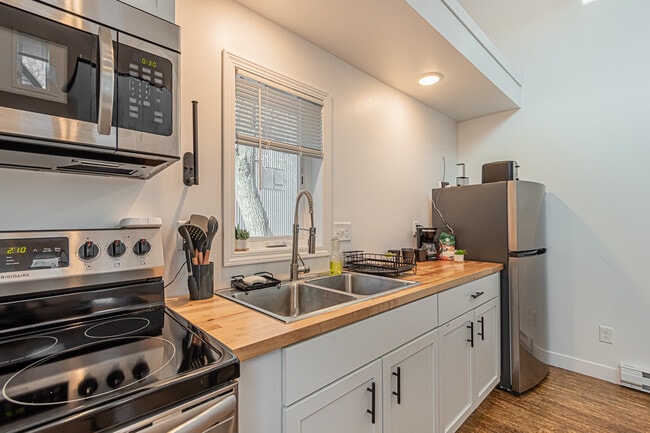 Building Photo - 308 10th St N