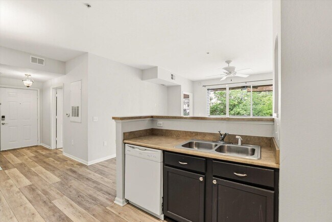 Building Photo - 2801 Chancellorsville Dr
