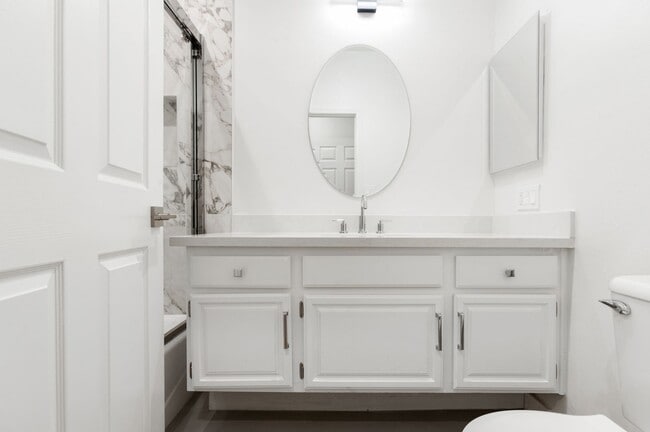 Building Photo - Beverly Hills Prime Location - 2 bed 2.5 bathroom