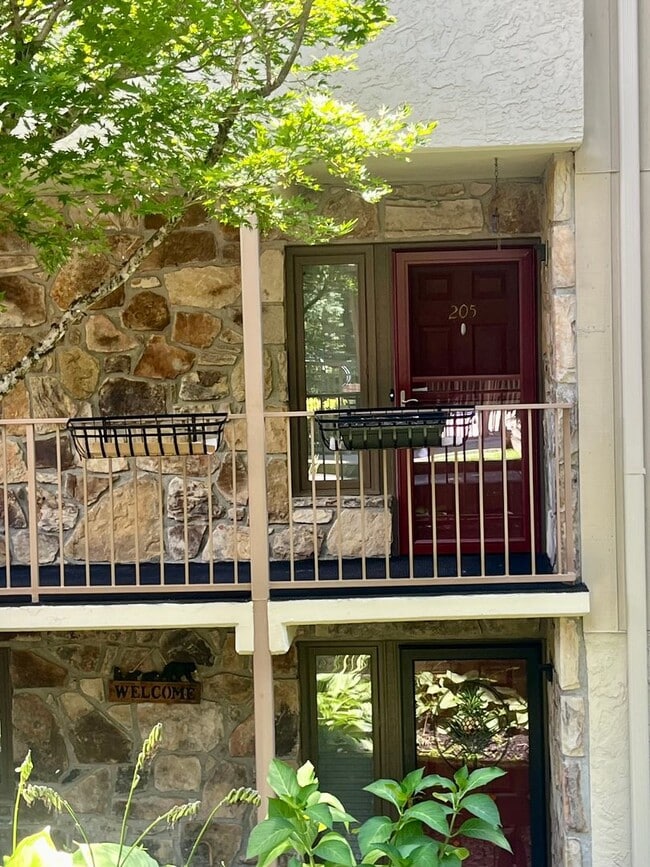 Building Photo - Well-Located One-Level Condo -- Just Minut...