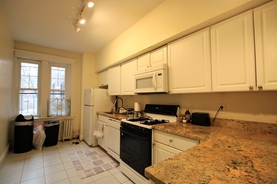 Building Photo - 1868 Commonwealth Ave