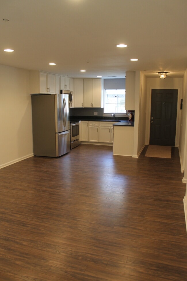 Building Photo - Redtail