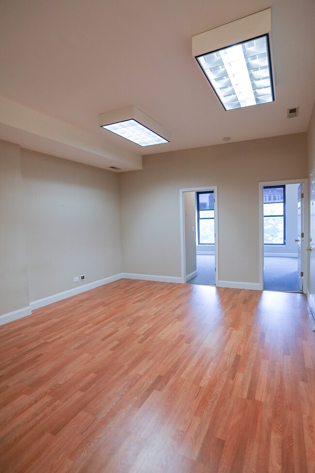 Building Photo - 1582 N Clybourn Ave