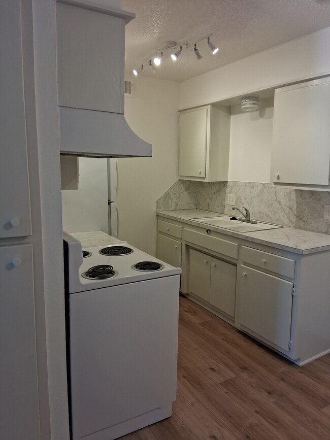 kitchen - 1938 N 9th Ave