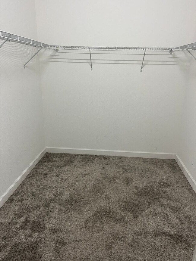 Building Photo - 3 bed 2.5 bath townhouse for rent