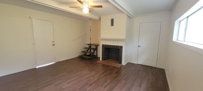 Building Photo - Amazing 4 bedroom/2 bath Two-story home wi...