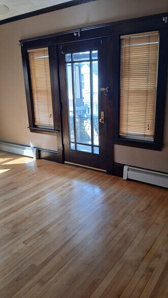 Living room - 6 West St