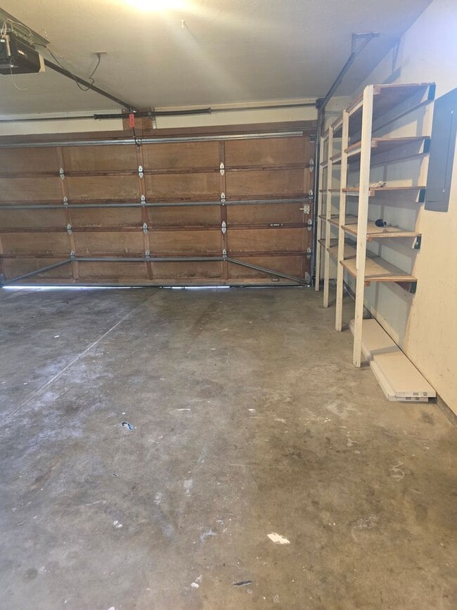 Building Photo - 3 bed 2 bath Single Home for Rent in Grants Pass