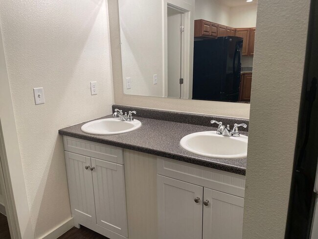 Building Photo - 320 S Asbury St