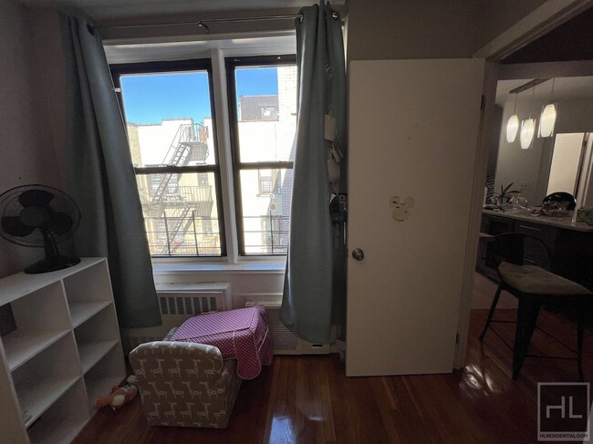 Building Photo - Top Floor 2BR 1BA w/ Bonus Nook, Five Cali...