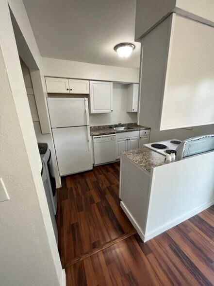 Primary Photo - 2305 E Hartson Ave