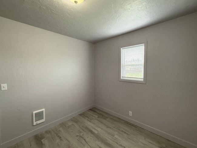 Building Photo - Freshly Updated Thurston Home!