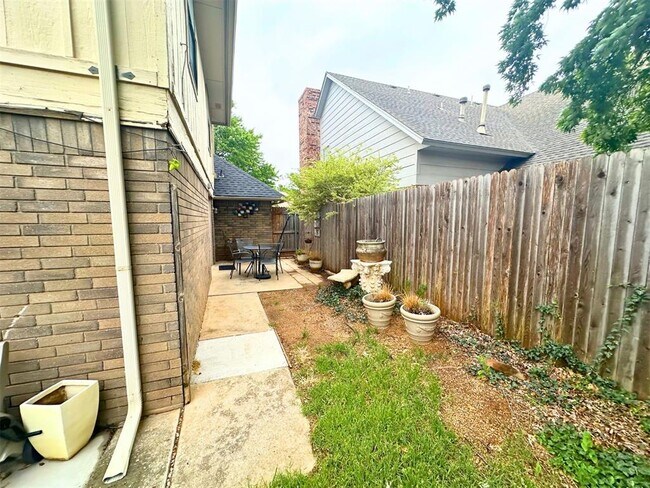 Building Photo - 6913 N Spinnaker Ln