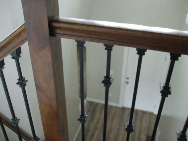 Building Photo - Beautiful  4 bed, 2.5 bath 2 car with extra deep bay and an additional office