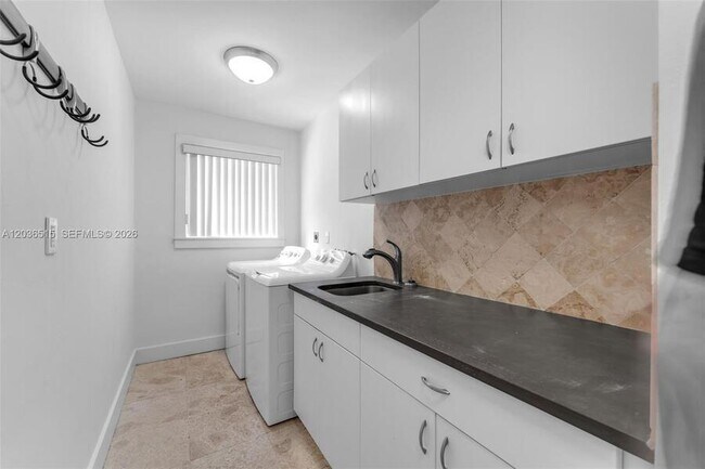 Building Photo - 7711 SW 47th Ave-