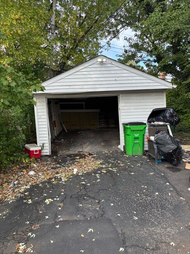 Building Photo - Euclid 2 Bedroom