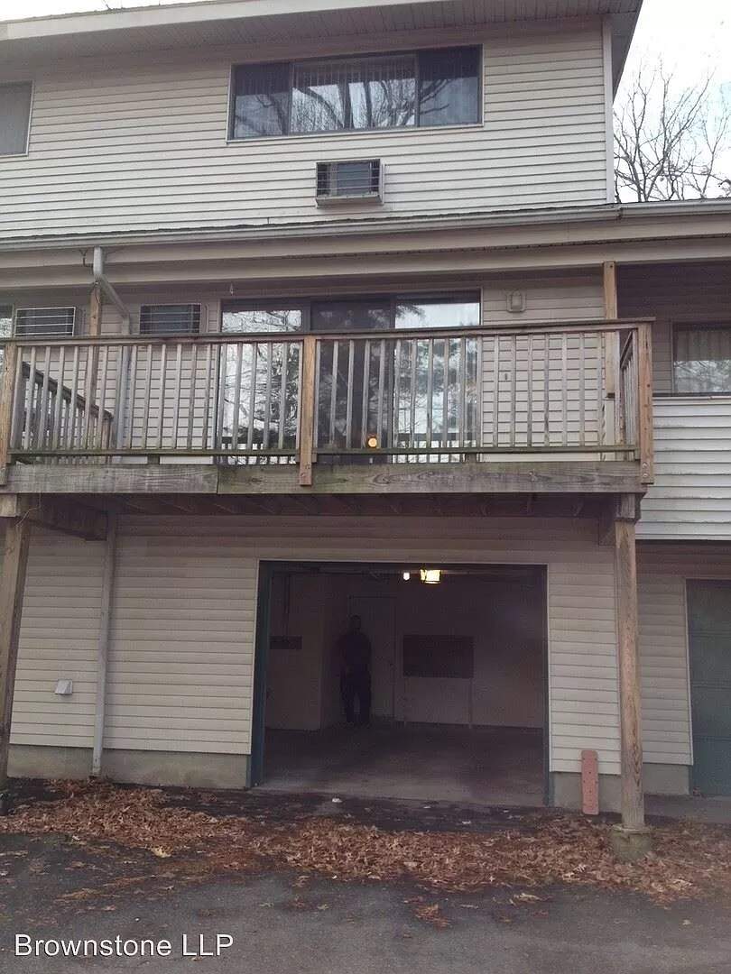 Building Photo - 347 Oakland St