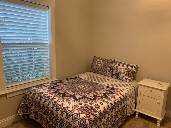 Building Photo - 161 Escanaba Ave