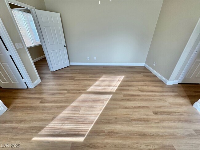 Building Photo - 10992 Scotch Rose St