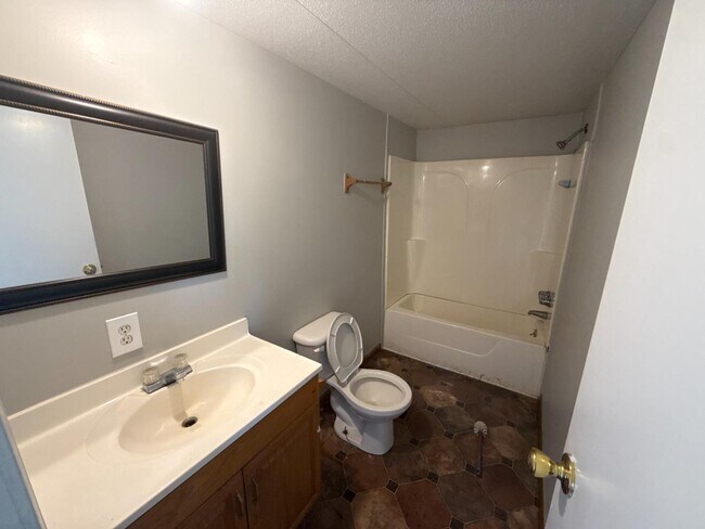 Building Photo - 43213 Claxton Cir