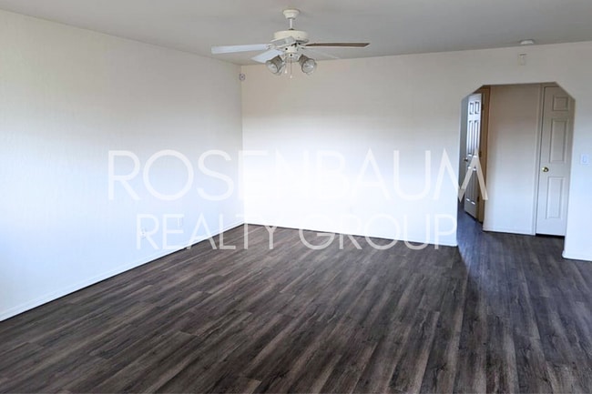 Building Photo - Charming 2-bedrooms, 2-baths duplex locate...