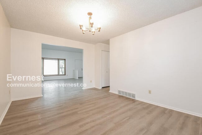 Building Photo - 144 Willow Pl S