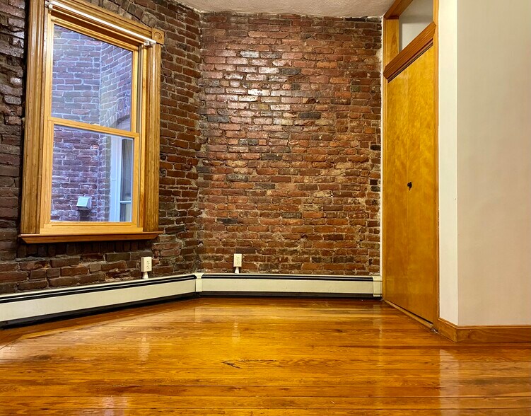 Building Photo - 69 Baldwin St