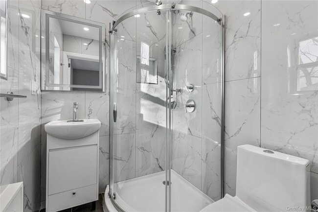 Building Photo - 840 E Broadway