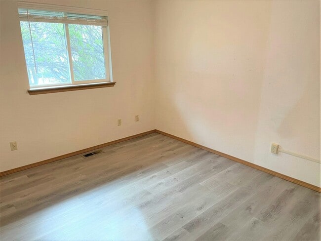 Building Photo - 4801 Hillcrest Dr