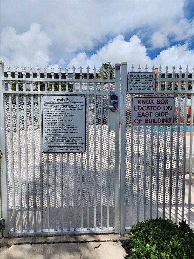 Building Photo - 950 Hillcrest Dr