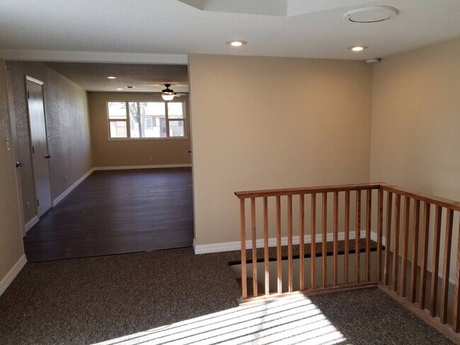 Building Photo - 3 Bedroom, 1 Bathroom Home with attached garage