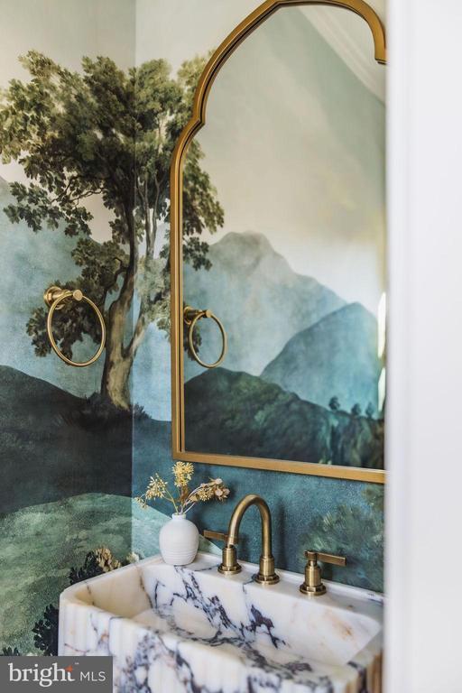 Building Photo - 2460 Ontario Rd NW