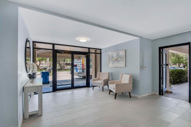 Building Photo - 2800 N Palm Aire Dr