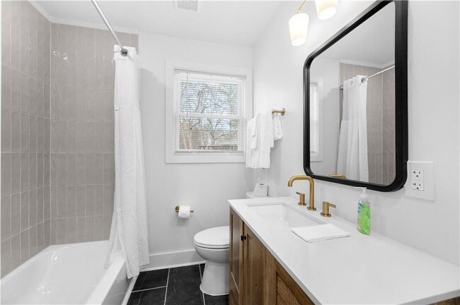 Building Photo - 150 Sweetwater St