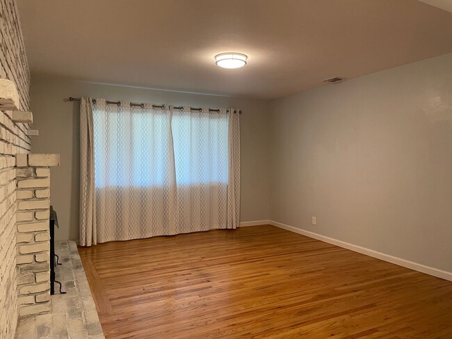 Building Photo - Beautiful Mid Century 3 Bedroom 3.5 Bathro...