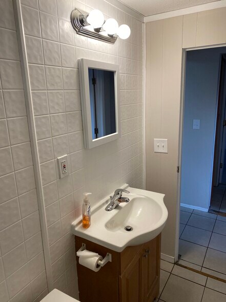 Building Photo - 123 Main St