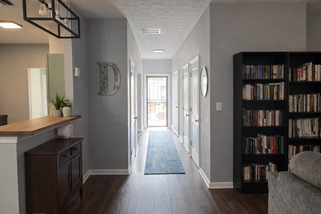 Building Photo - IRISH LANE