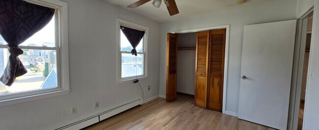 Building Photo - 54 Hallock St