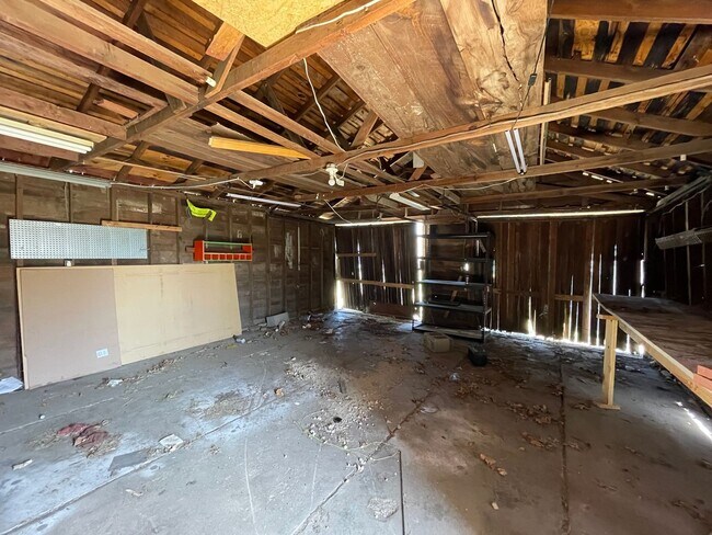 Building Photo - 3 bed in Nickerson with large fenced yard