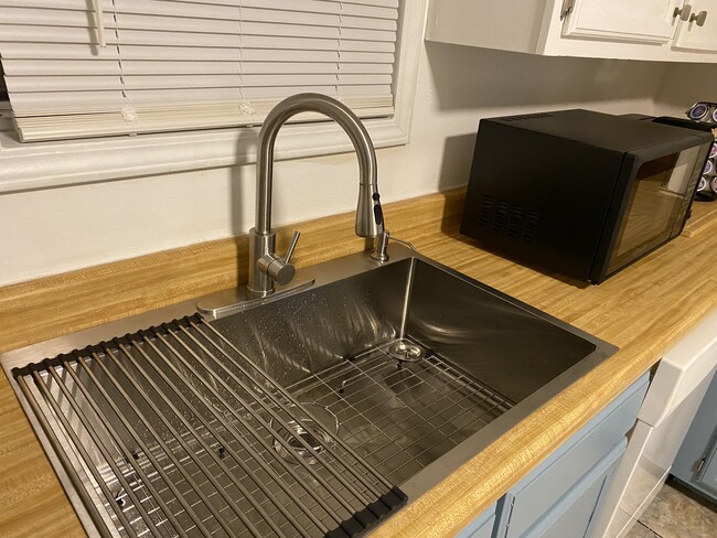 Building Photo - 489 Penny Ln